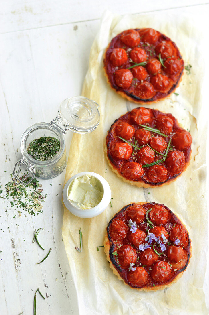 Kleine, feine Törtchen aus Tomaten und Rosmarinblüten