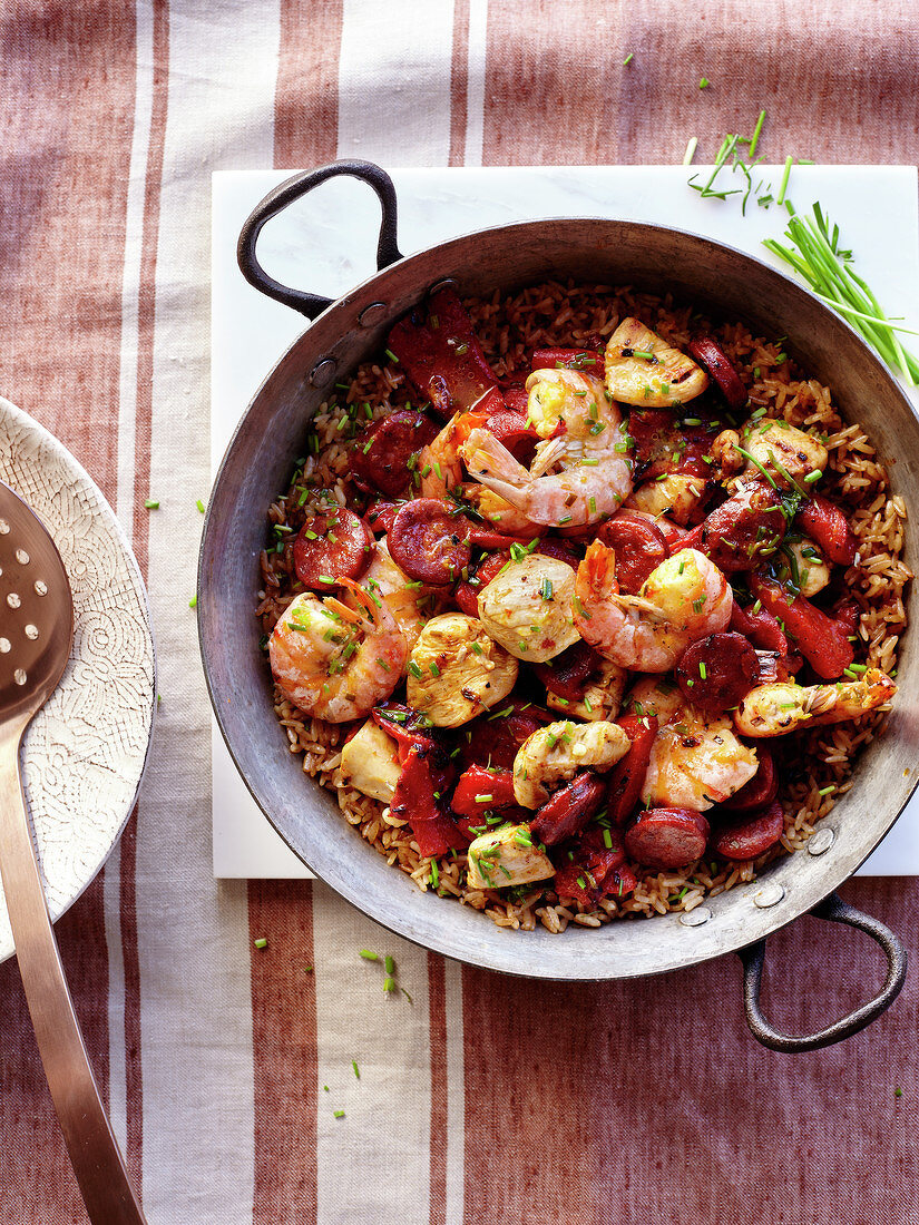 Paella mit Garnelen und Chorizo