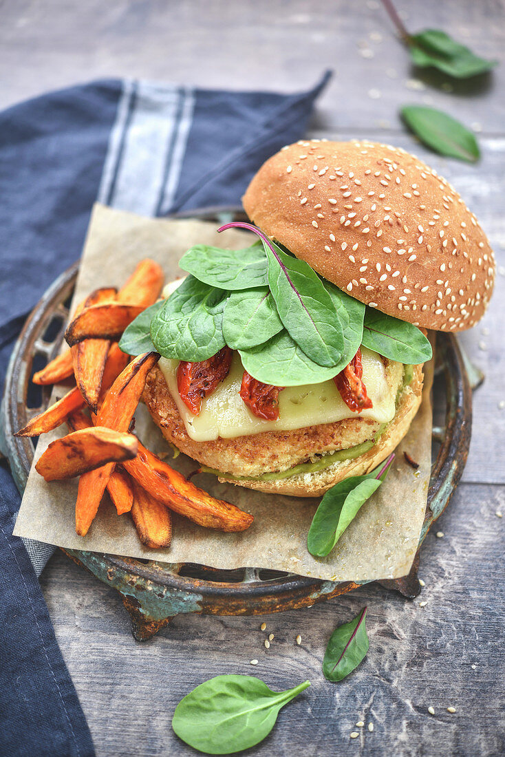 Vegetarischer Burger mit Süßkartoffelpommes frites.