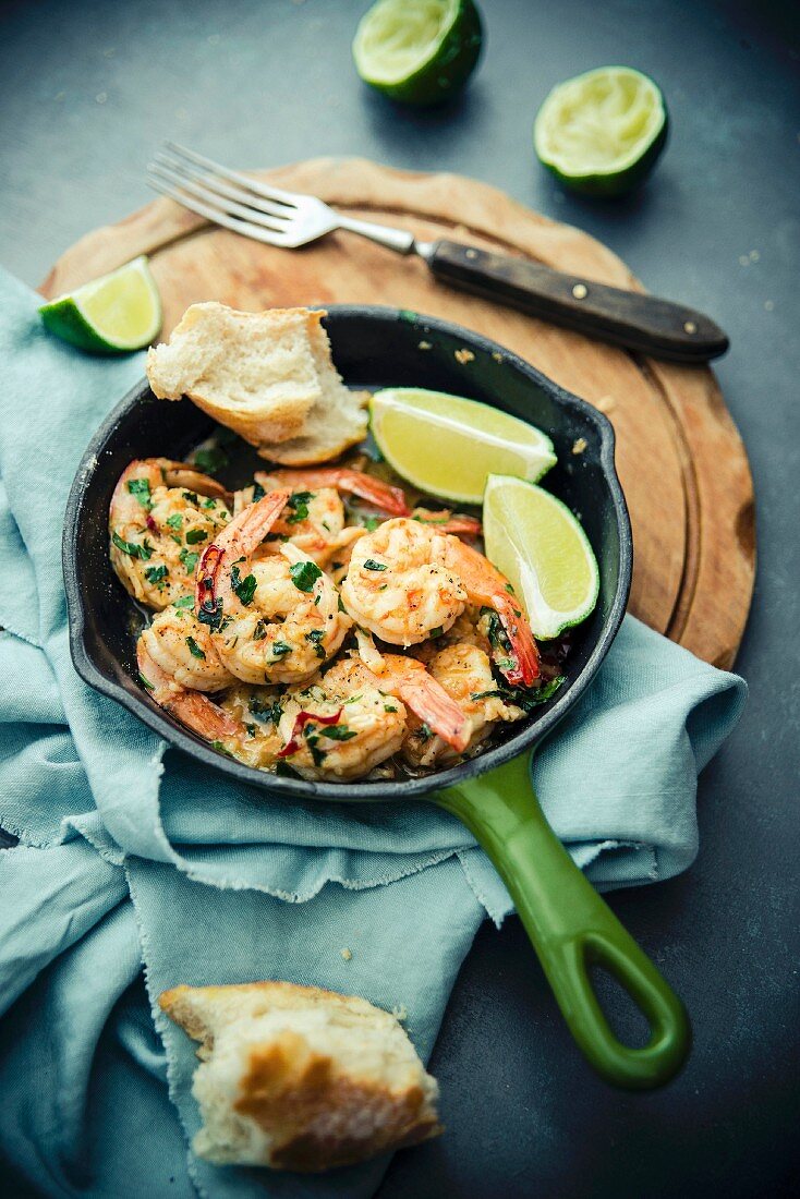 Pan-fried shrimps with garlic and lime