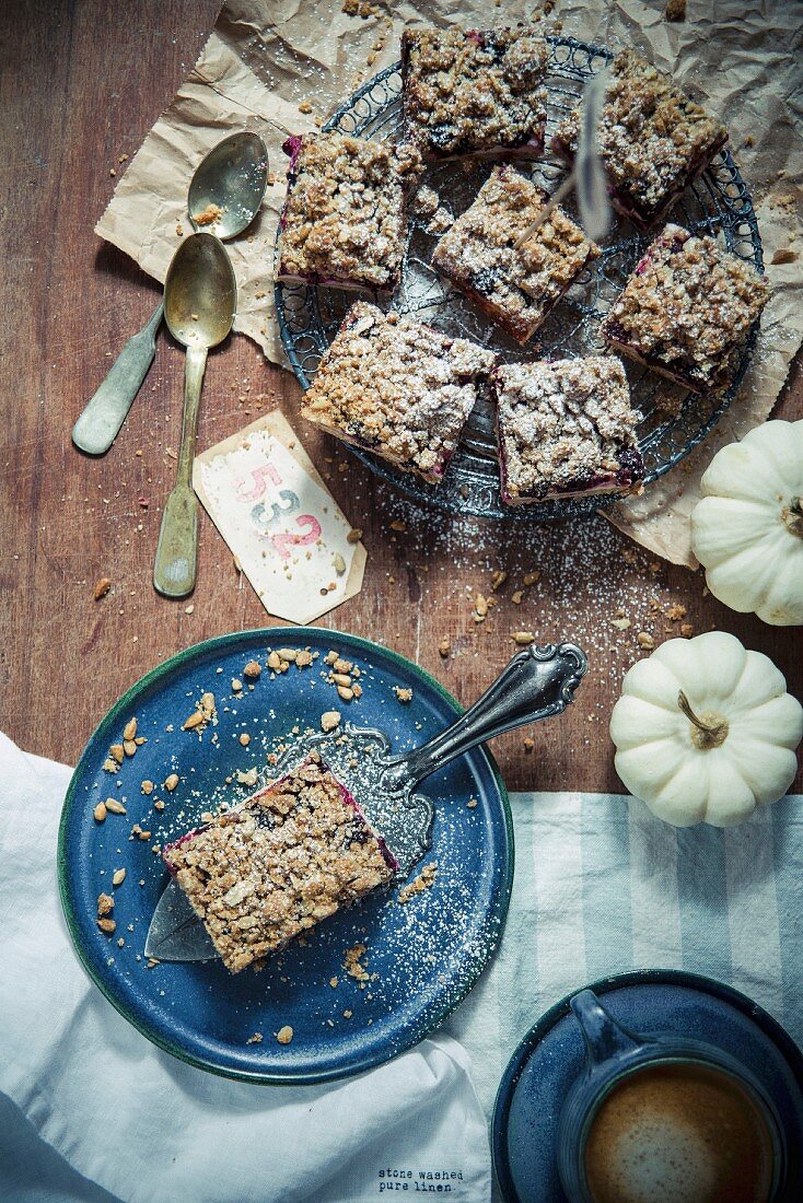 Cheesecake-Schnitten mit Brombeeren und Haferflockenstreusel