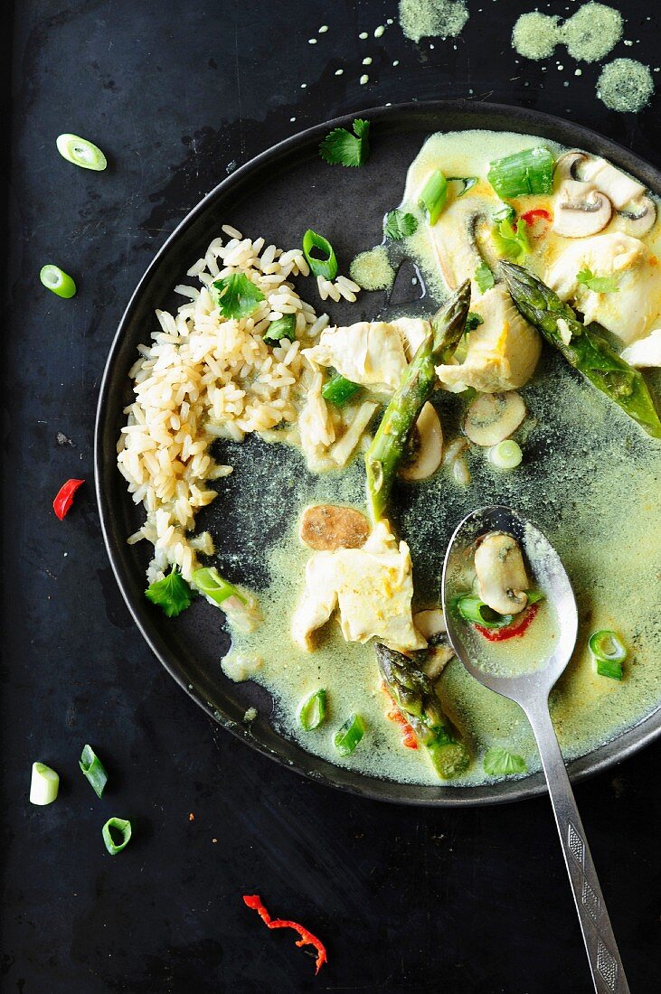 Chicken with coconut milk, asparagus, mushrooms and rice