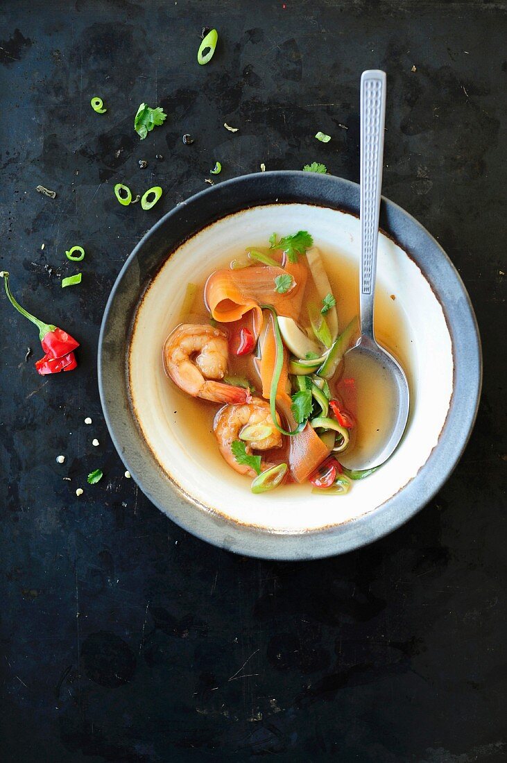 Grünteesuppe mit Garnelen und Gemüse