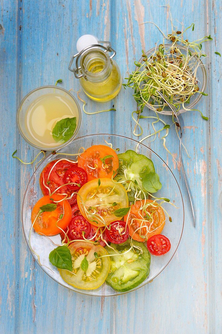 Bunter Tomatensalat mit Linsenkeimlingen