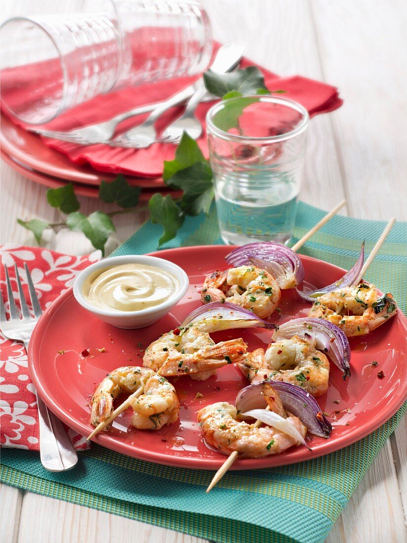 Gambas and red onion brochettes marinated in mustard