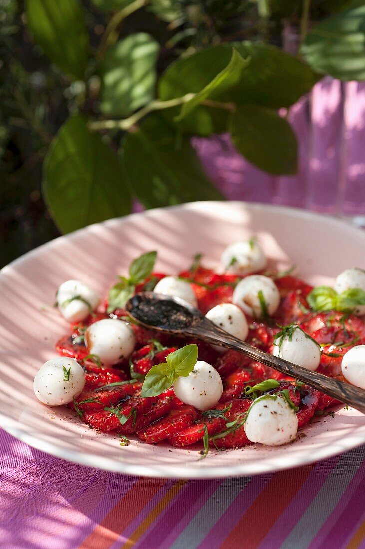 Erdbeersalat mit Mozzarellabällchen und Basilikum