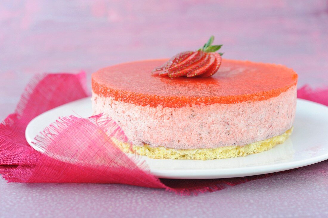 Gâteau miroir à la fraise (Biskuittorte mit Erdbeermousse und Erdbeerspiegel)