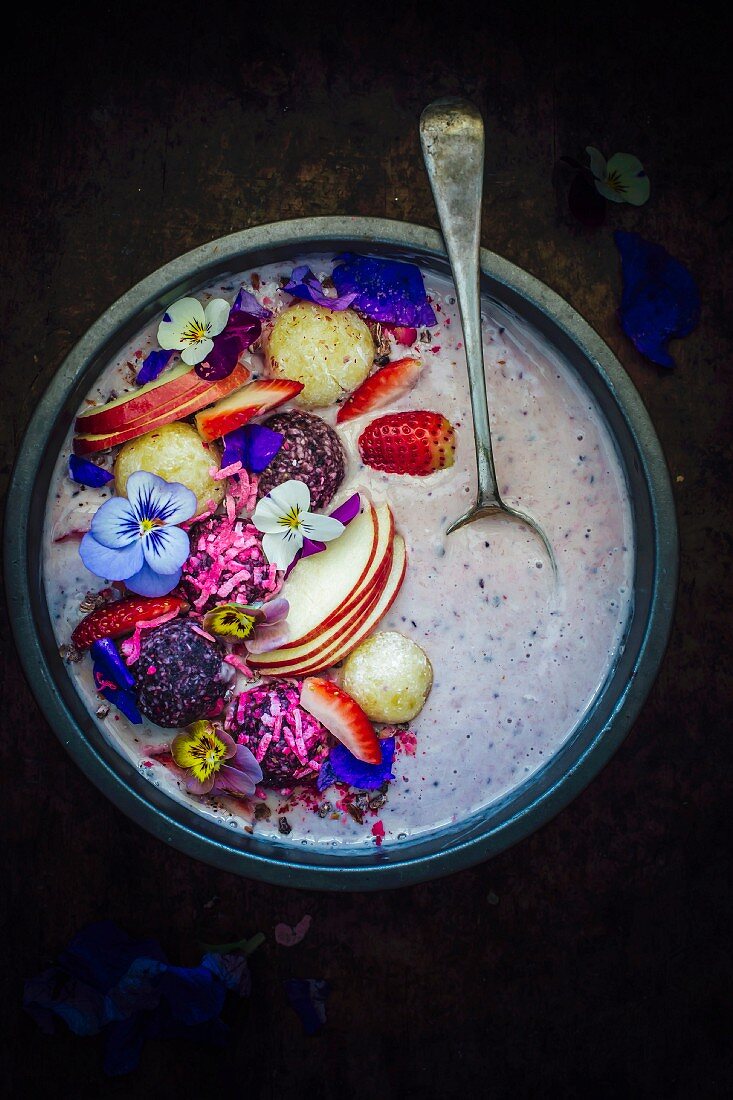 Smoothie Bowl mit Heidelbeeren und Schokokugeln aus zweierlei Schokolade