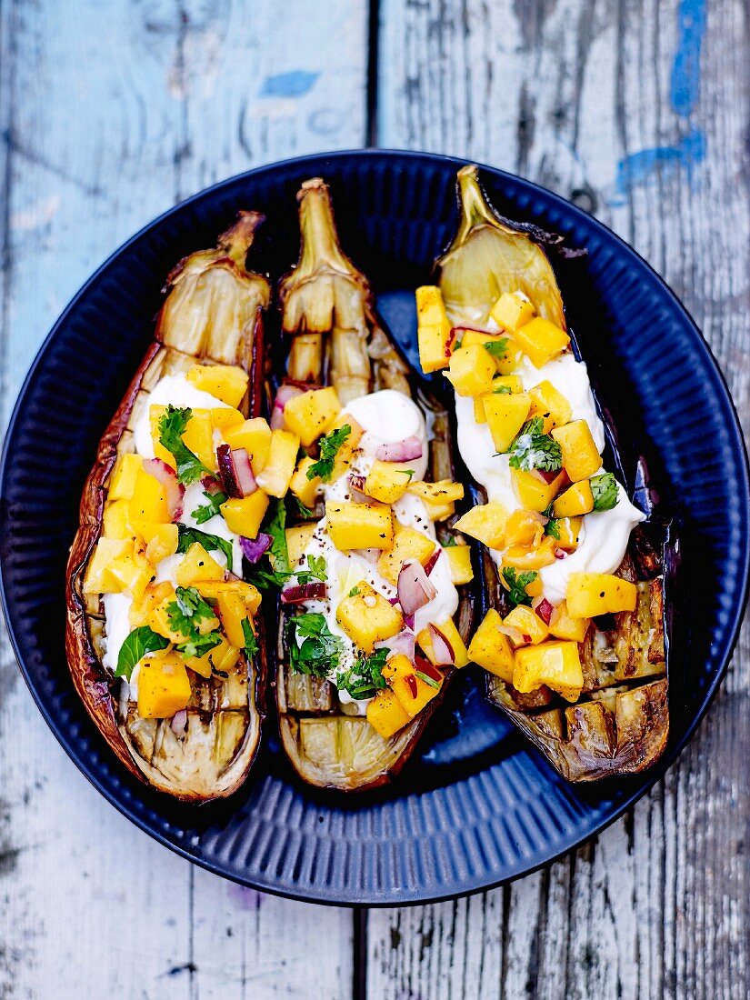 Gegrillte Auberginen mit Mango, griechischem Joghurt, roten Zwiebeln und Koriander