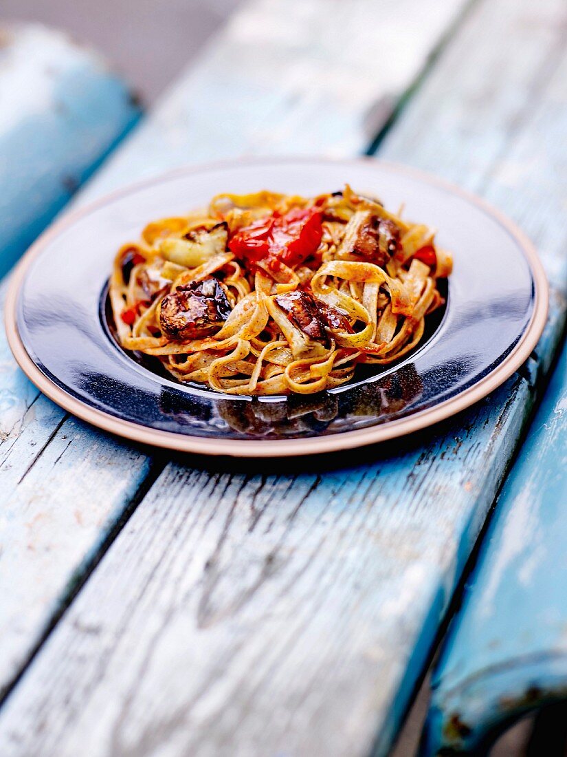 Wholemeal tagliatelles with roasted aubergines