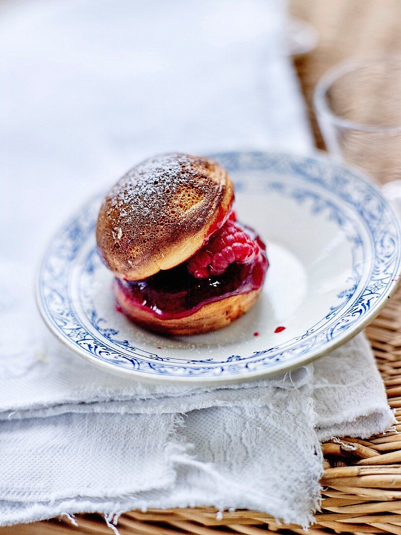 Ebelskiver (gefüllte dänische Krapfen mit Himbeergelee)