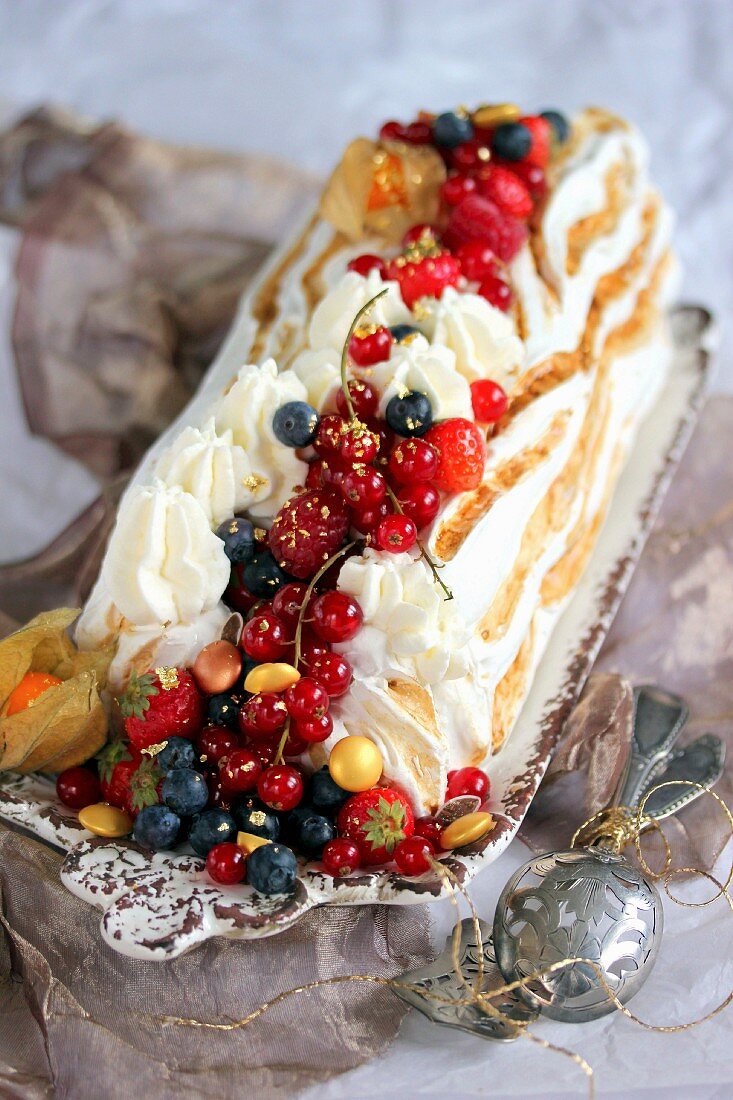 Buche (Baumstammkuchen, Frankreich) mit Baiser und Waldfrüchten