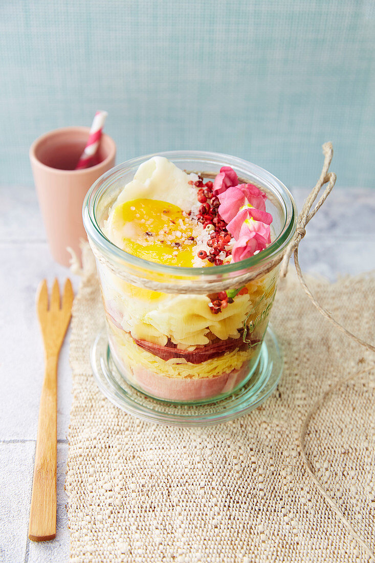 Nudelsalat mit Schinken, Käse und Spiegelei im Weckglas