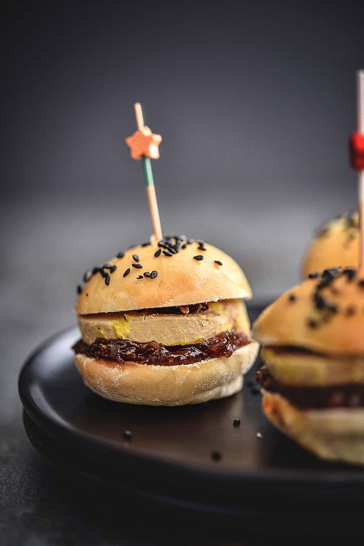 Mini-Burger mit Foie Gras, Feigenmarmelade und Trüffel