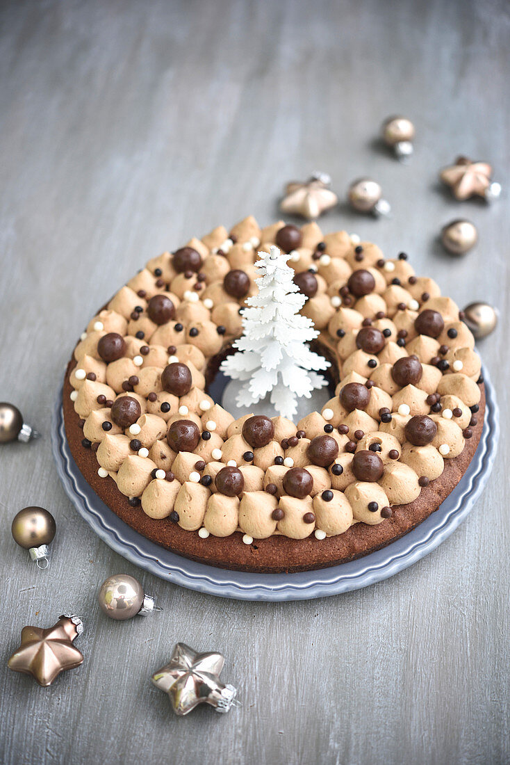 Weihnachtlicher Kranzkuchen Schokolade-Nugat