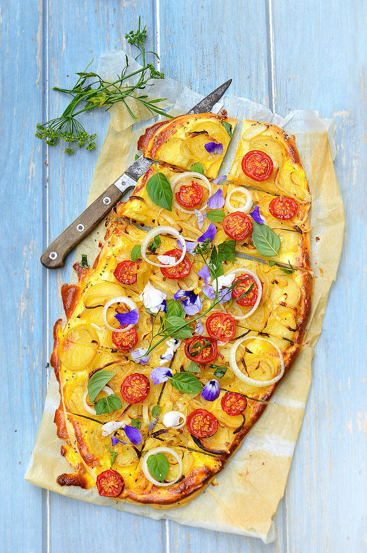 Tarte mit Tomaten, Kartoffeln und Essblüten