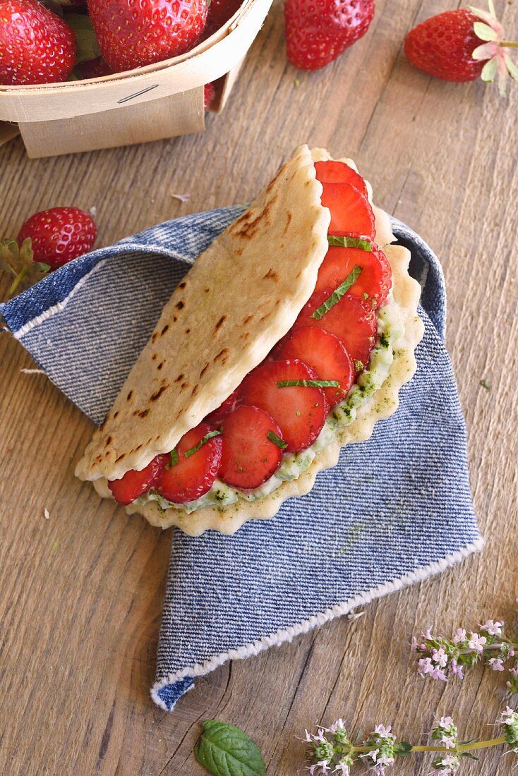 Piadina-Sandwich mit Matchatee-Mascarpone und Erdbeeren