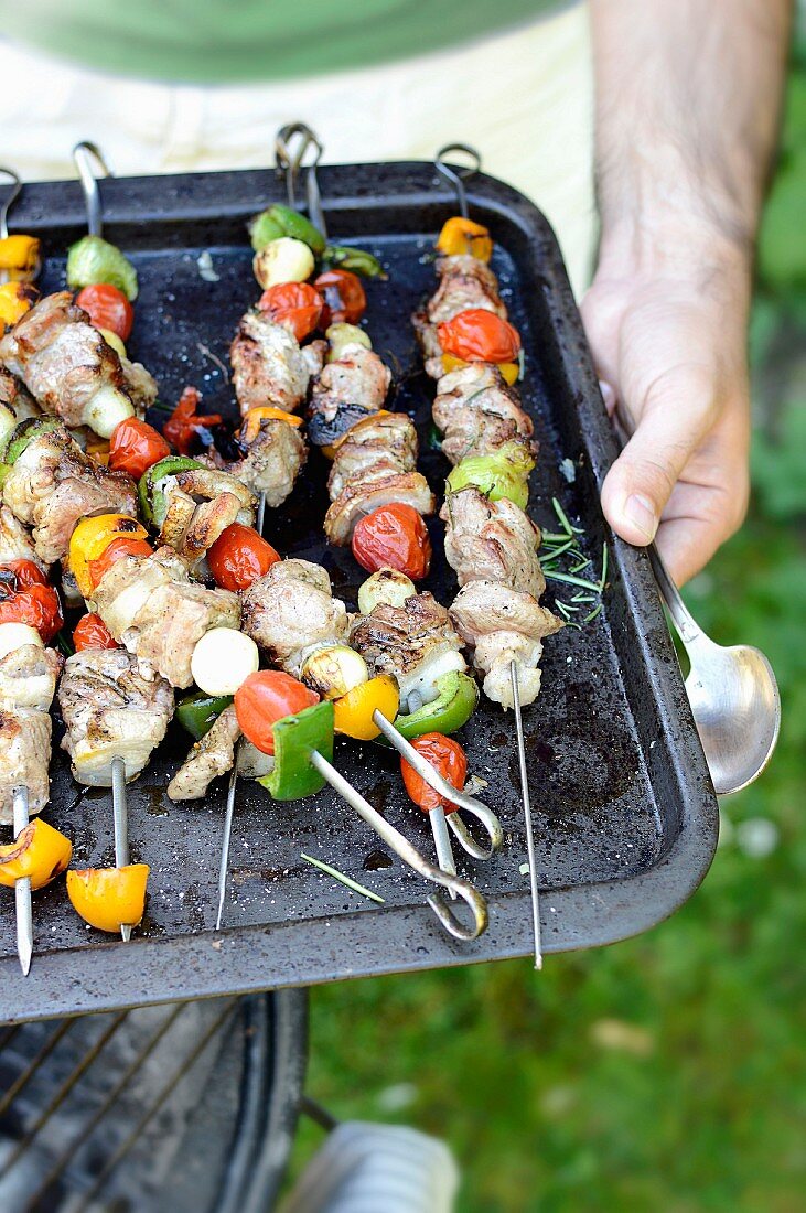 Pork and vegetable brochettes on the barbecue