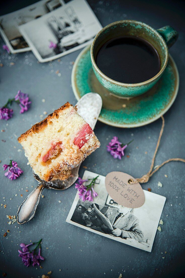 Ein Stück Rhabarberkuchen mit Kokosstreusel