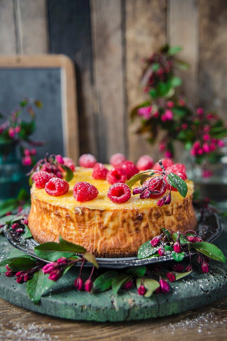 Cheesecake with raspberries and lemon curd