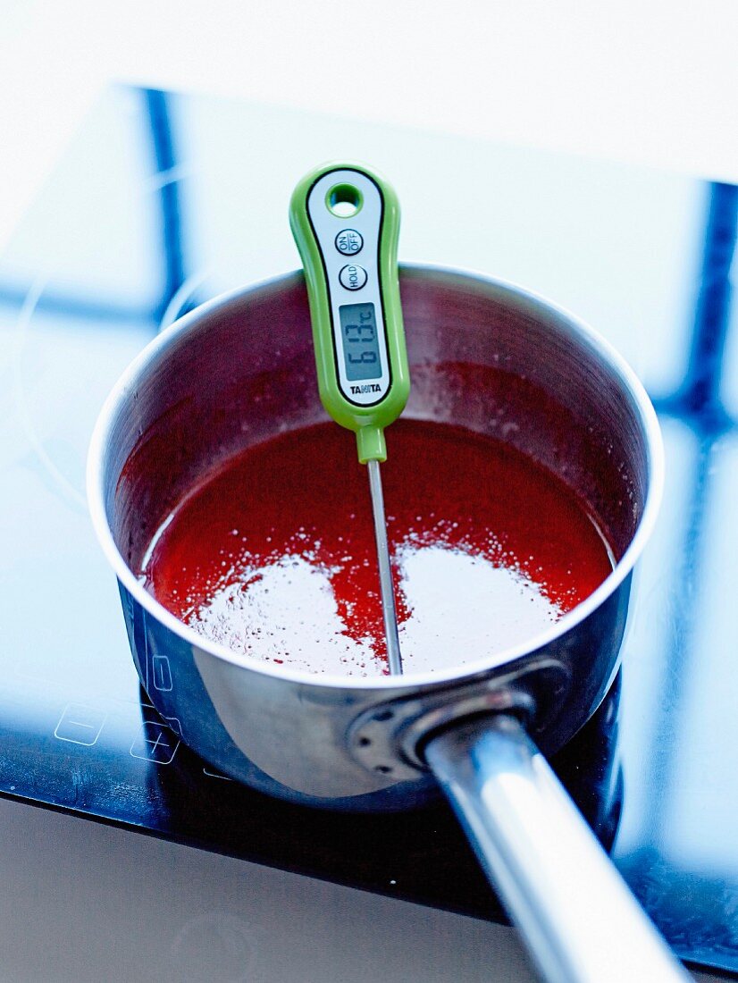 Orangen-Gummibonbons herstellen: Temperatur mit einem Küchenthermometer messen
