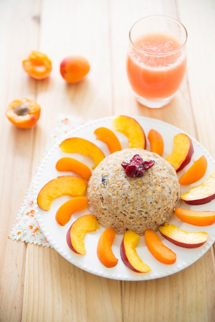 Bowl Cake aus Einkornmehl mit Banane und Cranberries, Aprikosen- und Nektarinenschnitzen