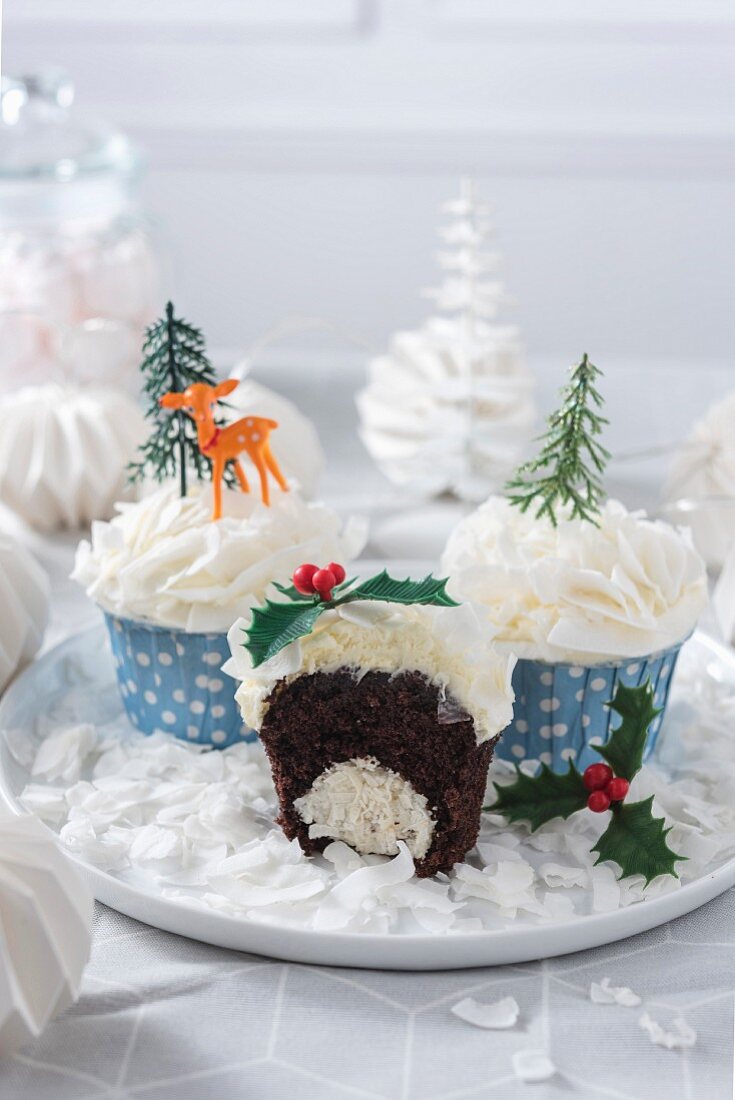 Weihnachtlich verzierte Schokoladen-Kokos-Cupcakes