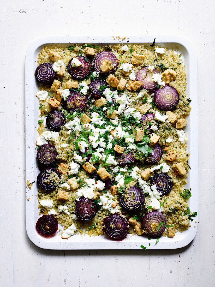 Grieß mit kandierten roten Zwiebeln, Hühnerfleisch, Feta und Kräutern