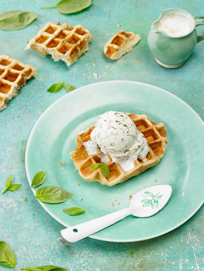 Waffeln mit Basilikum-Eiscreme