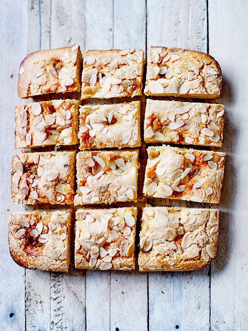 Blechkuchen mit Kichererbsenmehl, Mirabellen und Mandeln (vegan)