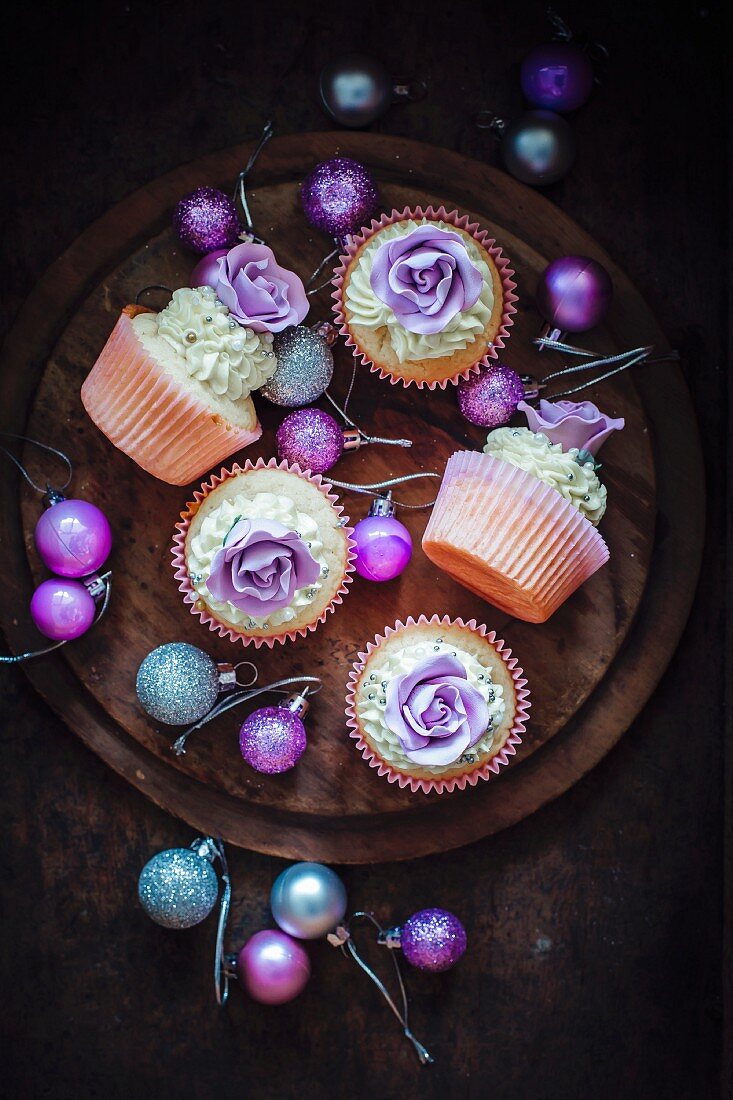 Cupcakes mit violetten Zuckerrosen verziert