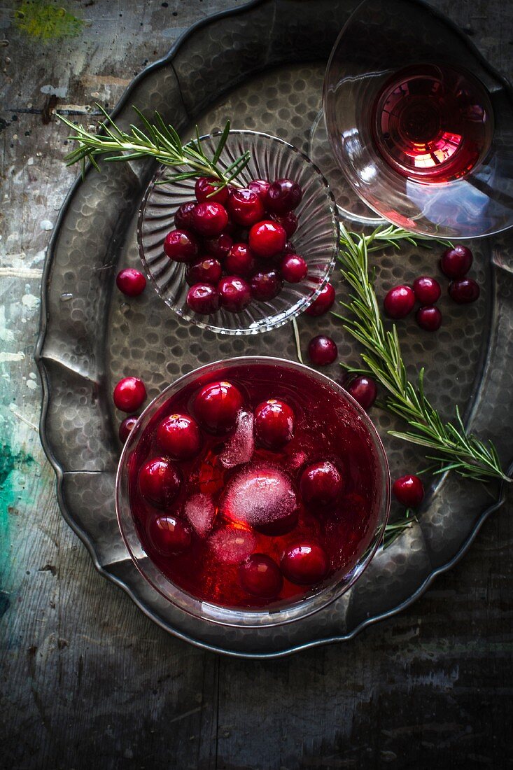 Cranberry-Cocktail mit Rosmarin
