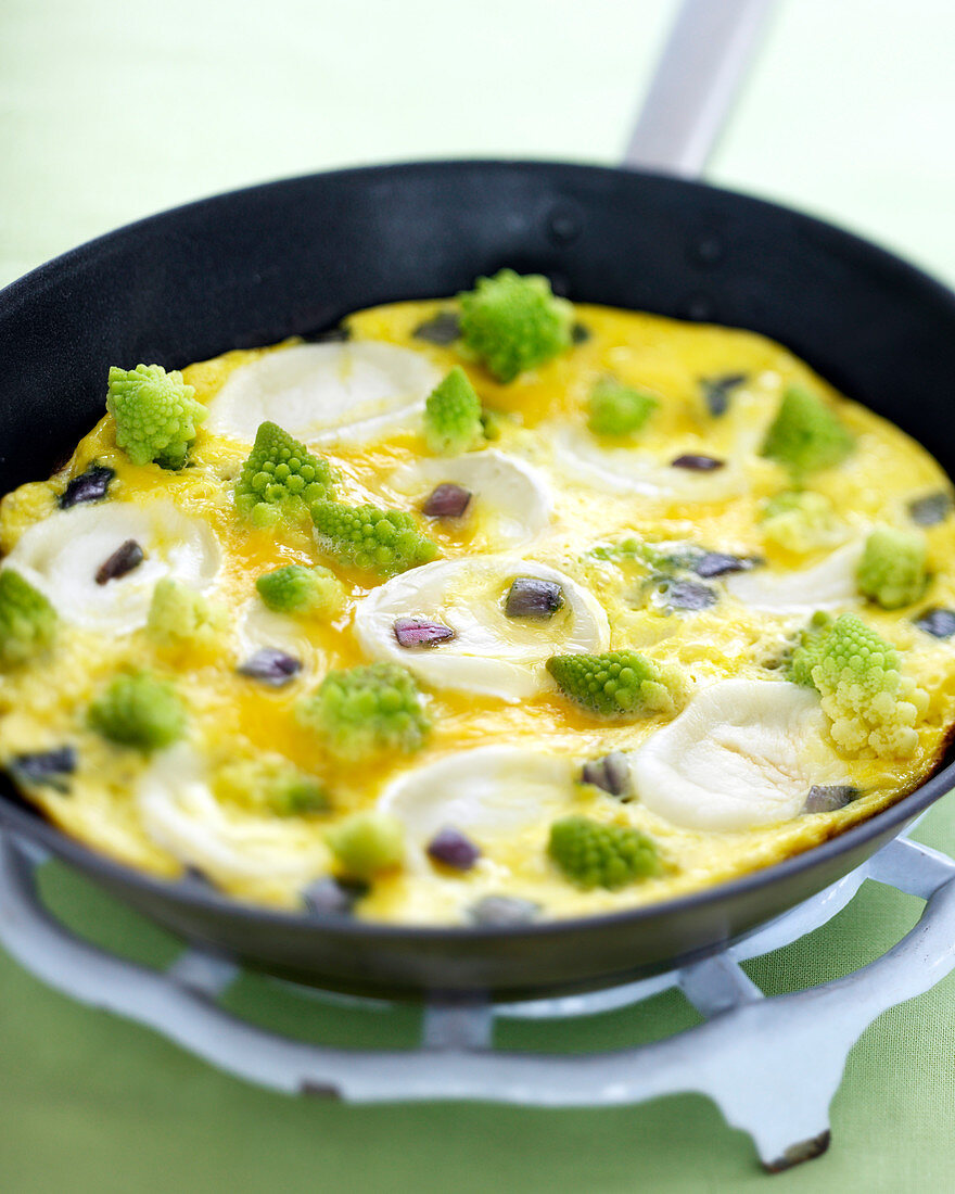 Romanesco cabbage and goat's cheese omelette in a frying-pan