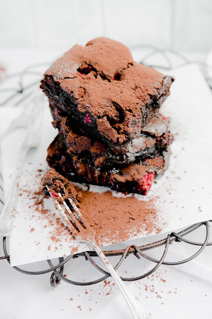 Brownie mit Kakao und Himbeeren