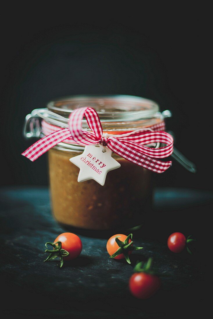 Ein Glas Kirschtomaten-Marmelade zu Weihnachten