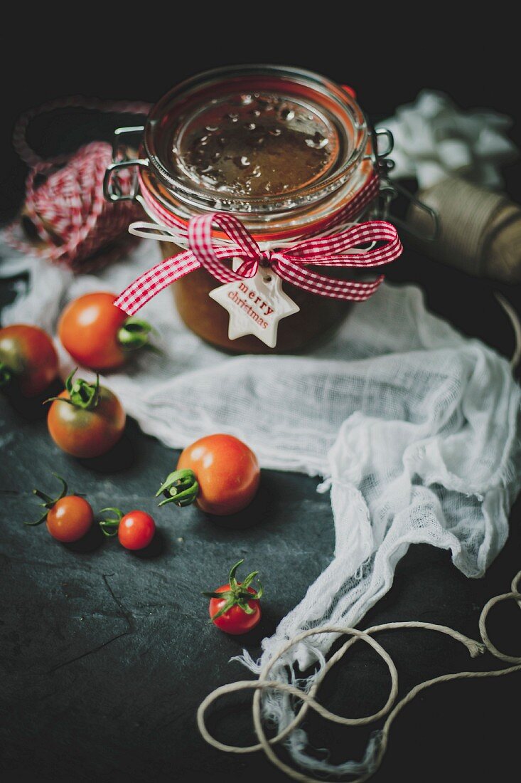 Ein Glas Kirschtomaten-Marmelade zu Weihnachten