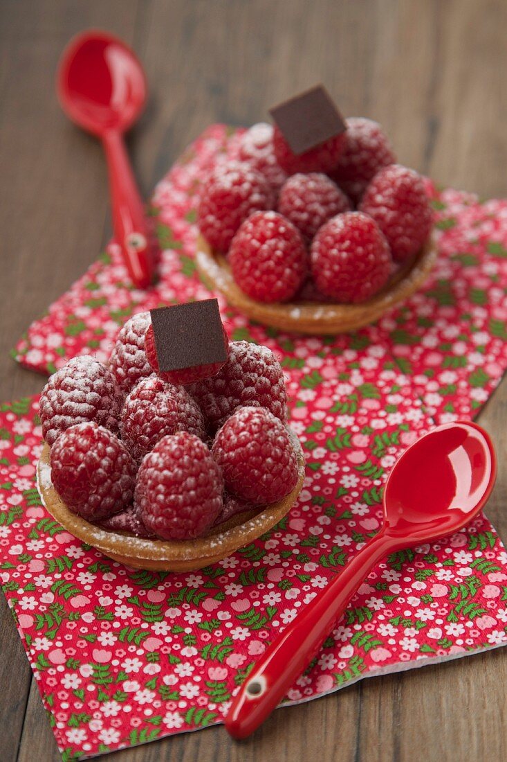 Top view of palatable pie with raspberry arranged on table