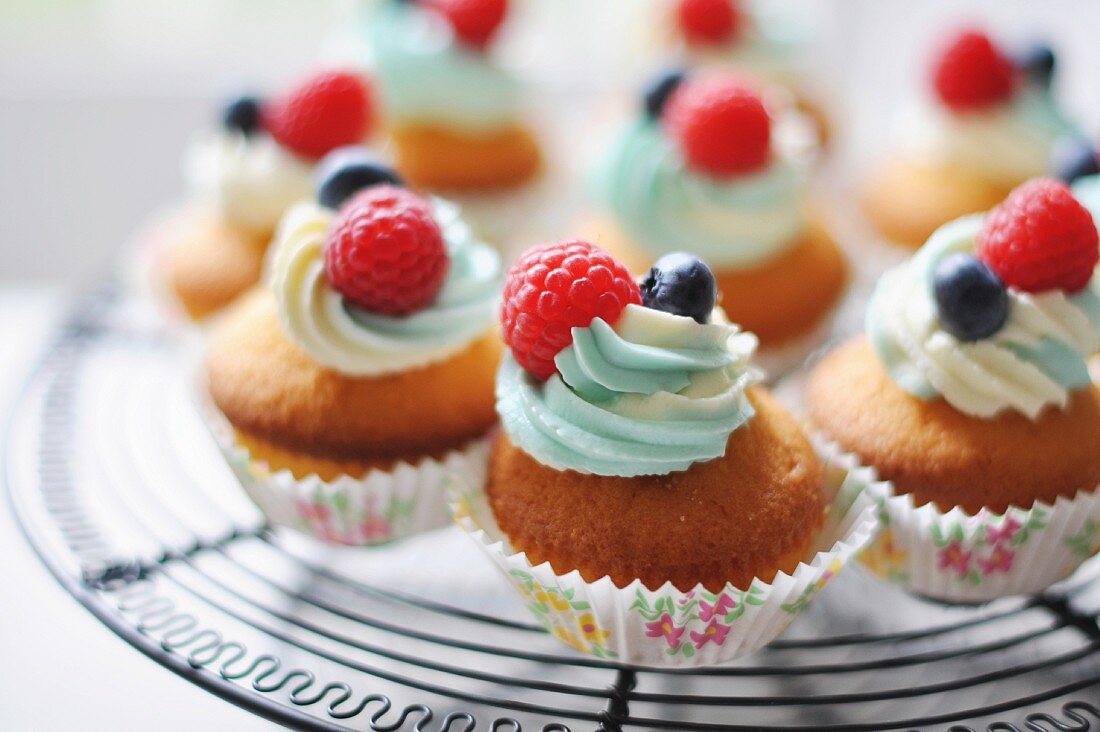 Mini Cupcakes mit Himbeeren und Heidelbeeren