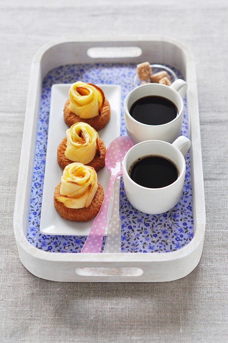 Sables mit Apfel-Rosen und zwei Tassen Kaffee