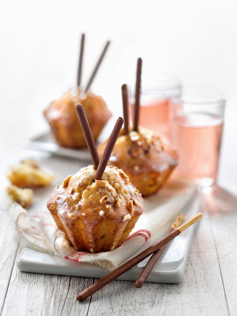 Cupcakes mit Milchschokoladen-Mikado