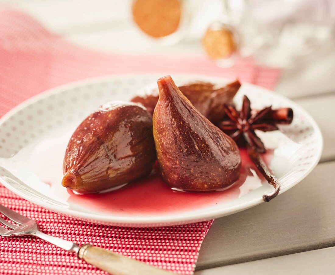 Figs Poached In Spicy Red Wine