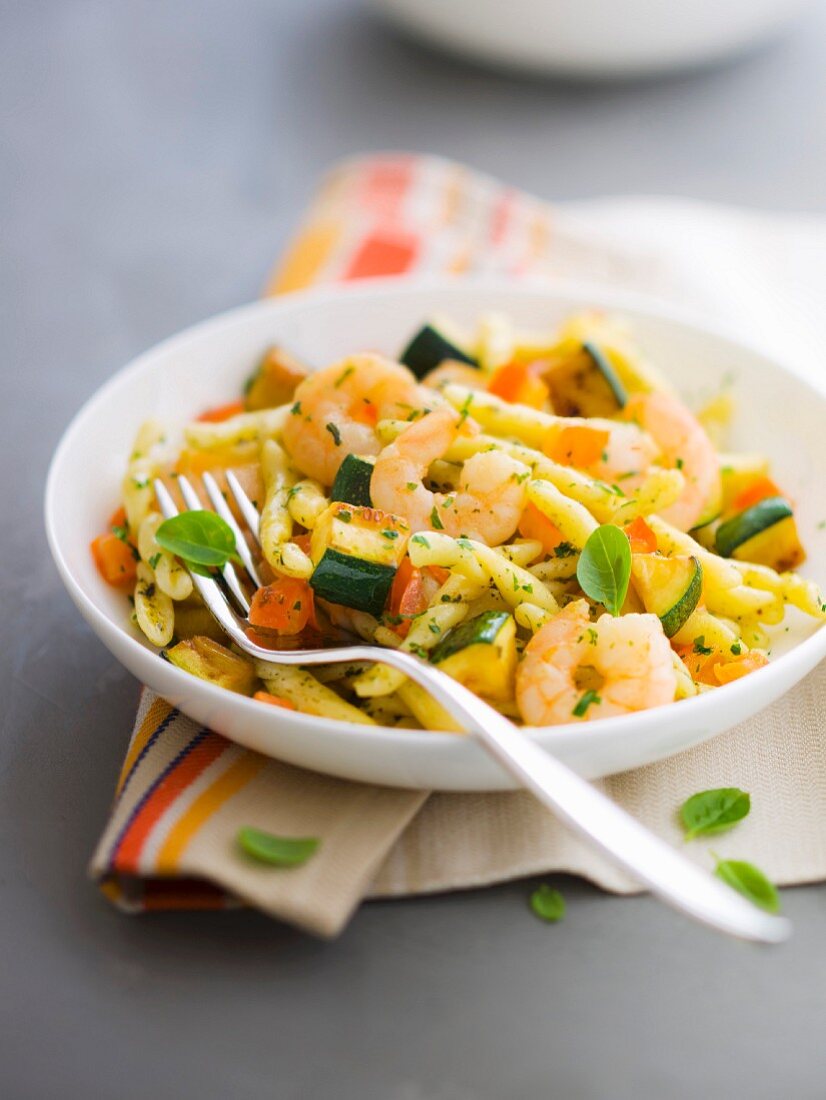 Pasta, shrimp, courgette stir-fry, basil sauce