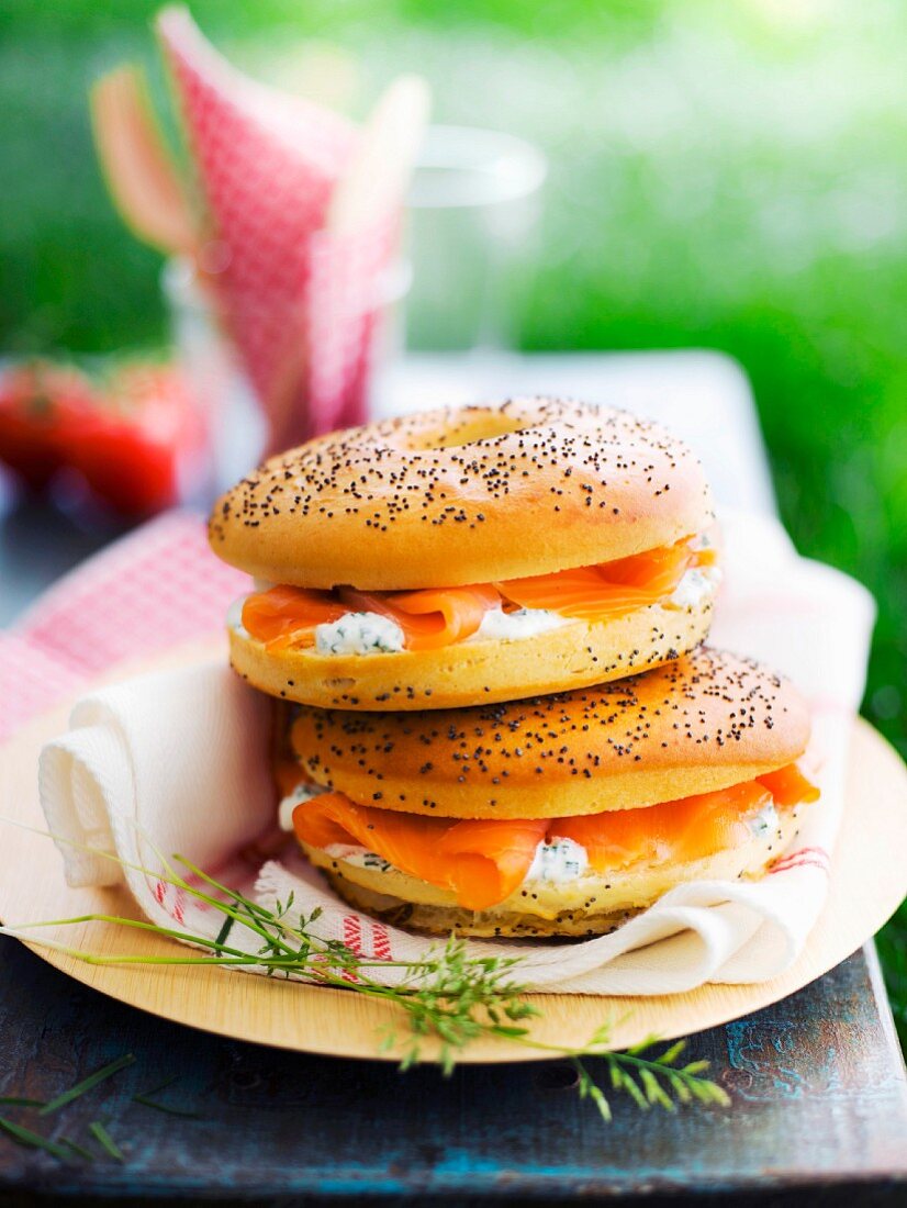 Bagel mit Schnittlauch-Frischkäse und geräuchertem Lachs