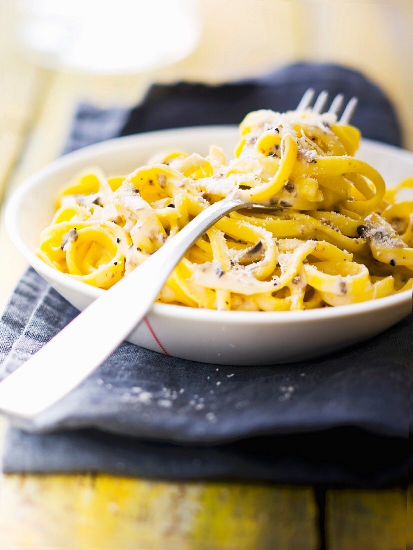 Tagliatelle mit weißem Trüffel, Champignons und Parmesan