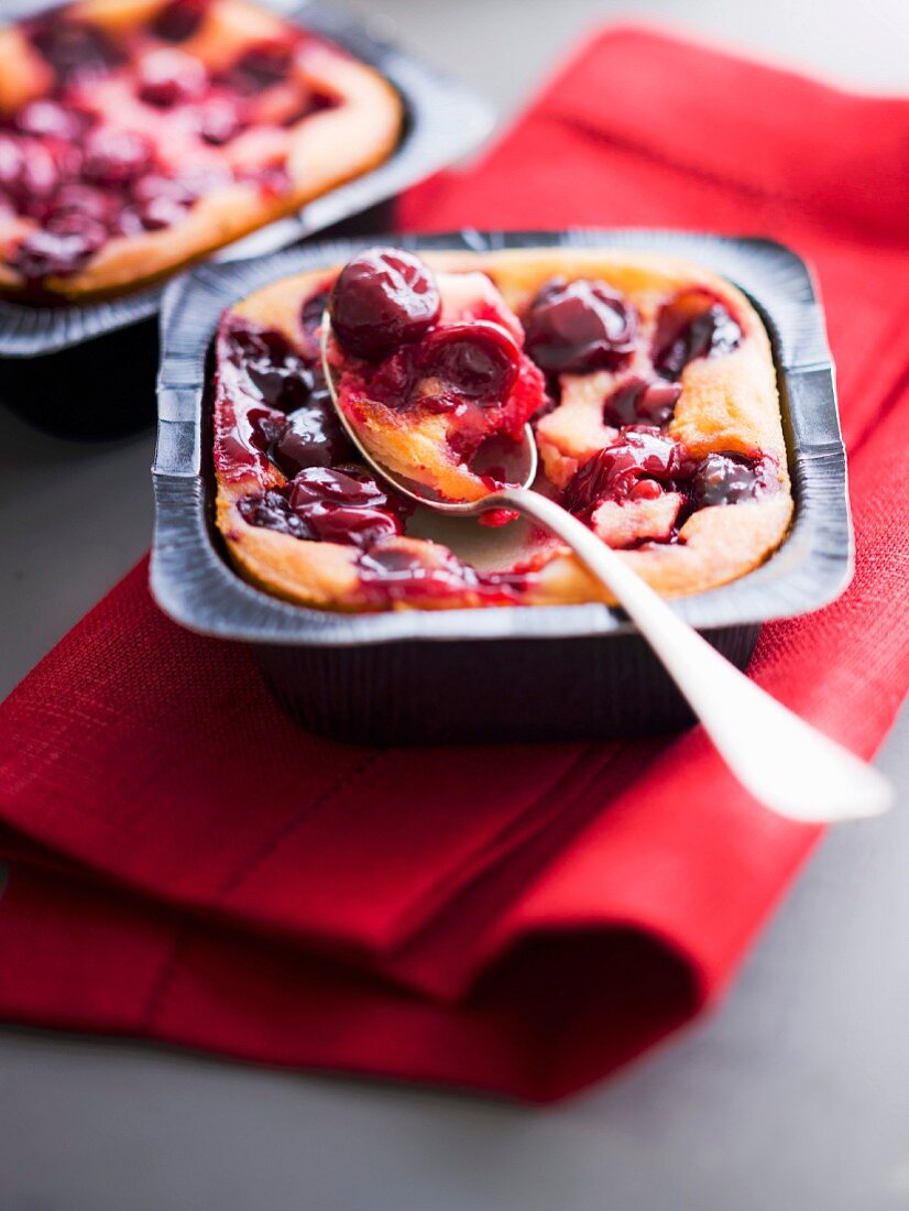 Small griotte cherry batter puddings