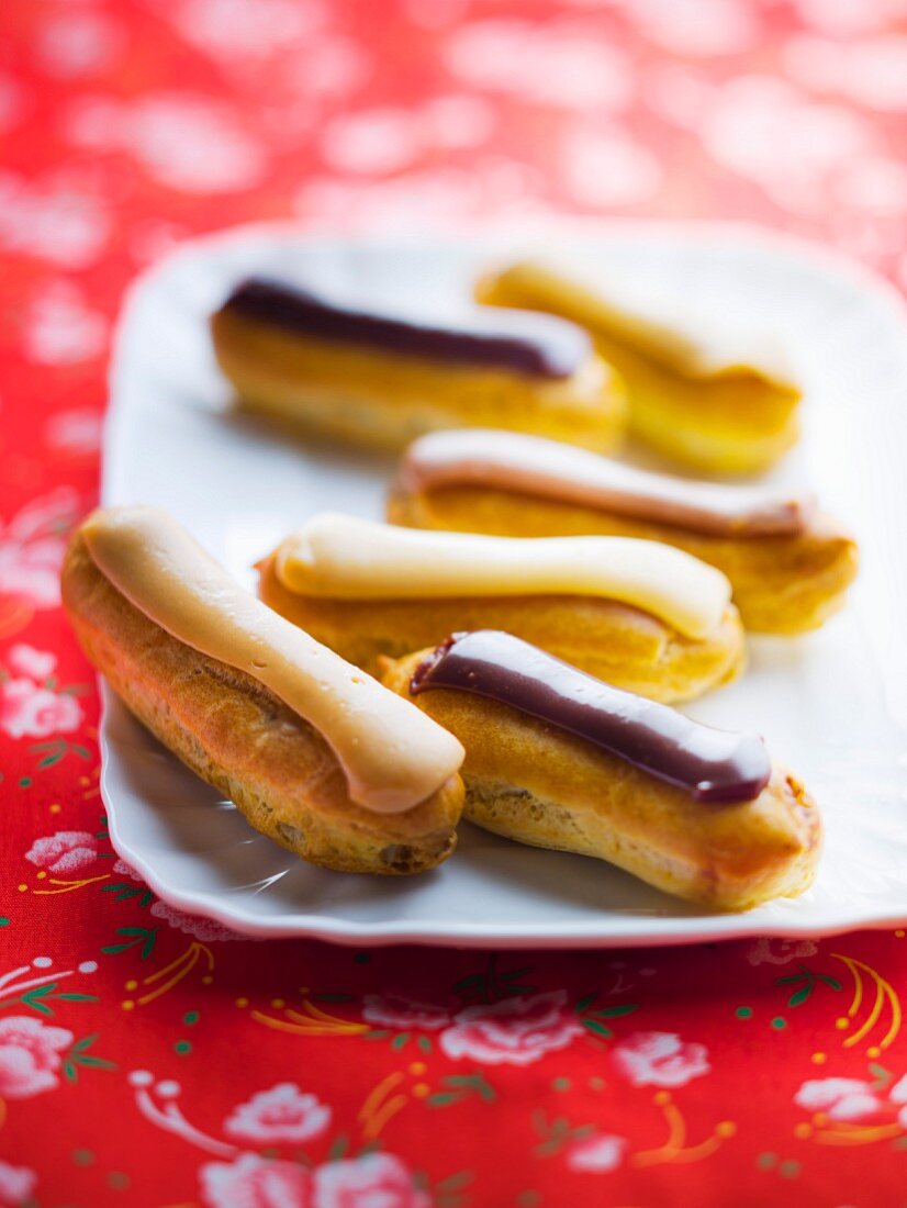 Verschiedene Mini-Eclairs: Praliné, Karamell, Schokolade, Kaffee