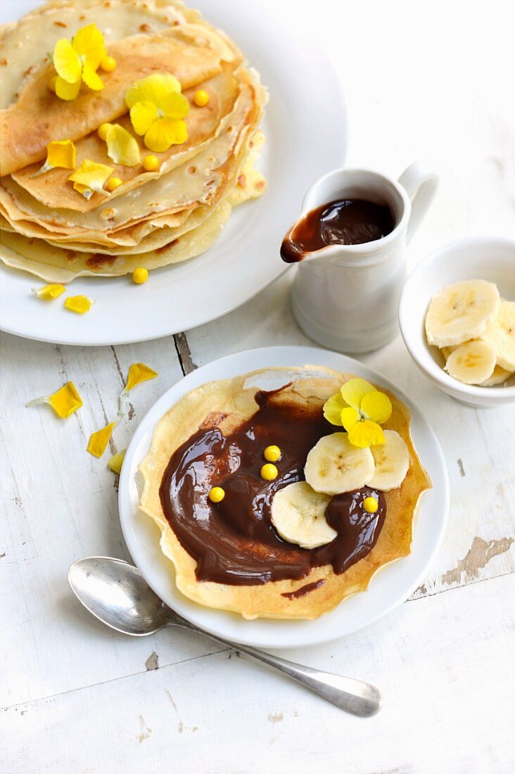 Banana-chocolate crêpes