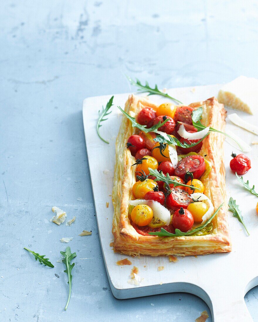 Blätterteigtarte mit Tomaten, Parmesan und Rucola