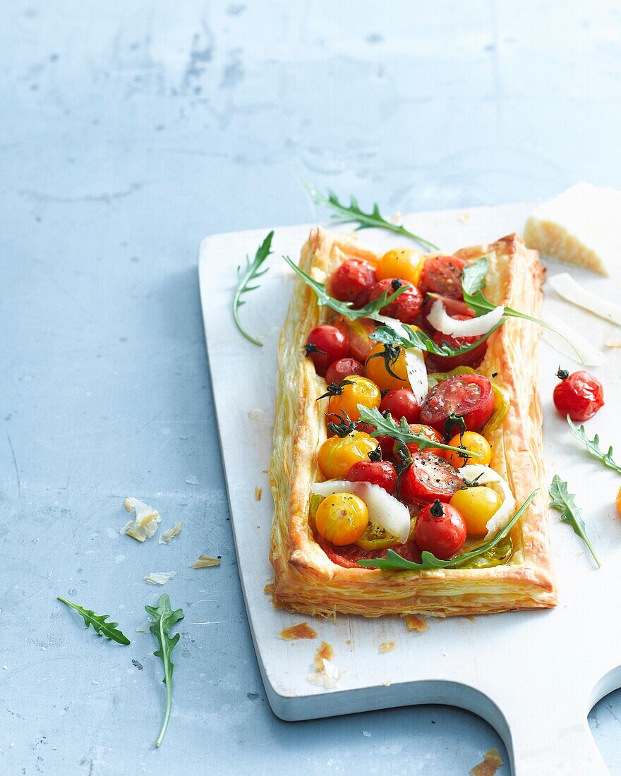 Puff pastry tart with tomatoes, parmesan and rocket