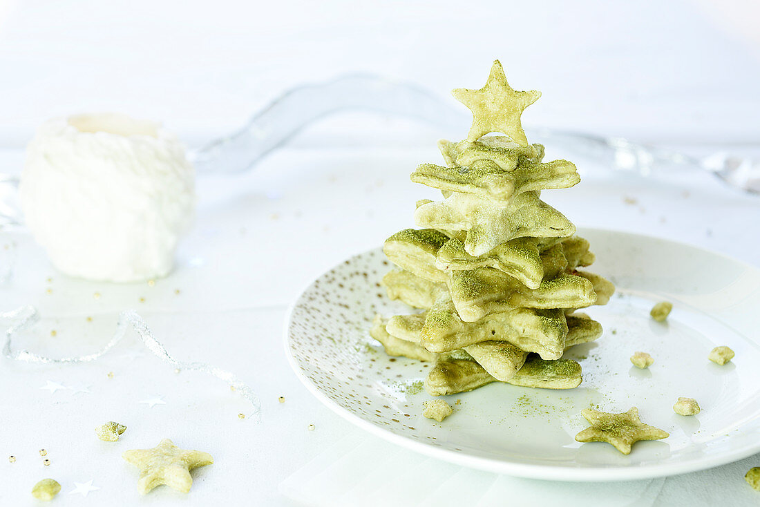 Weihnachtsbaum aus sternförmigen Matcha-Naans mit Ziegenkäse und Zucchini-Confit